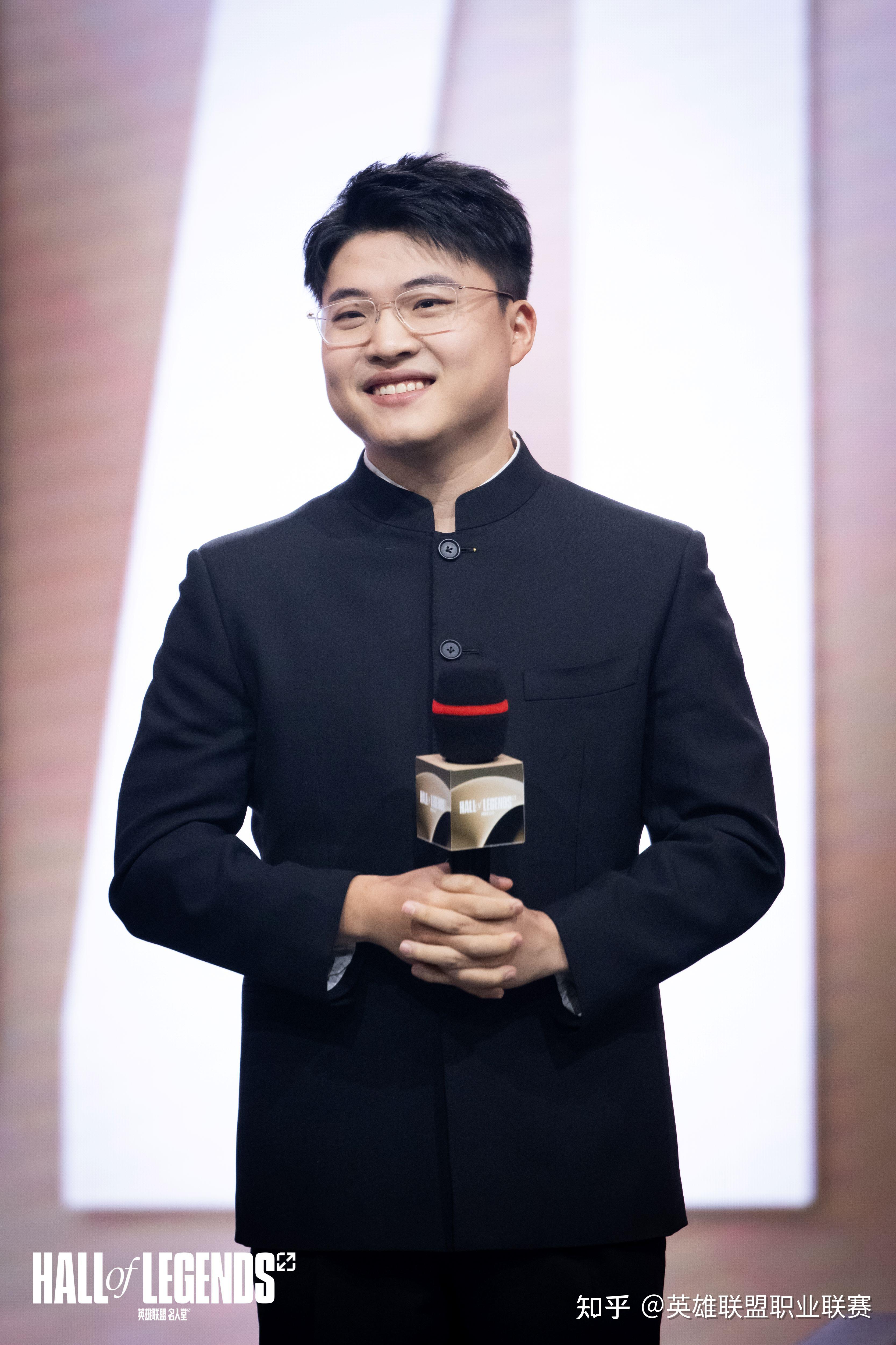 关于Uzi回归赛场，关键助攻首场状态亮眼，DWG观众沸腾！的信息