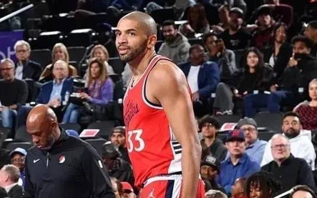 包含快船新秀表现惊艳，全场观众掌声不断，因为自己他的各种.的词条